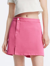 A lady wears a pink skort.